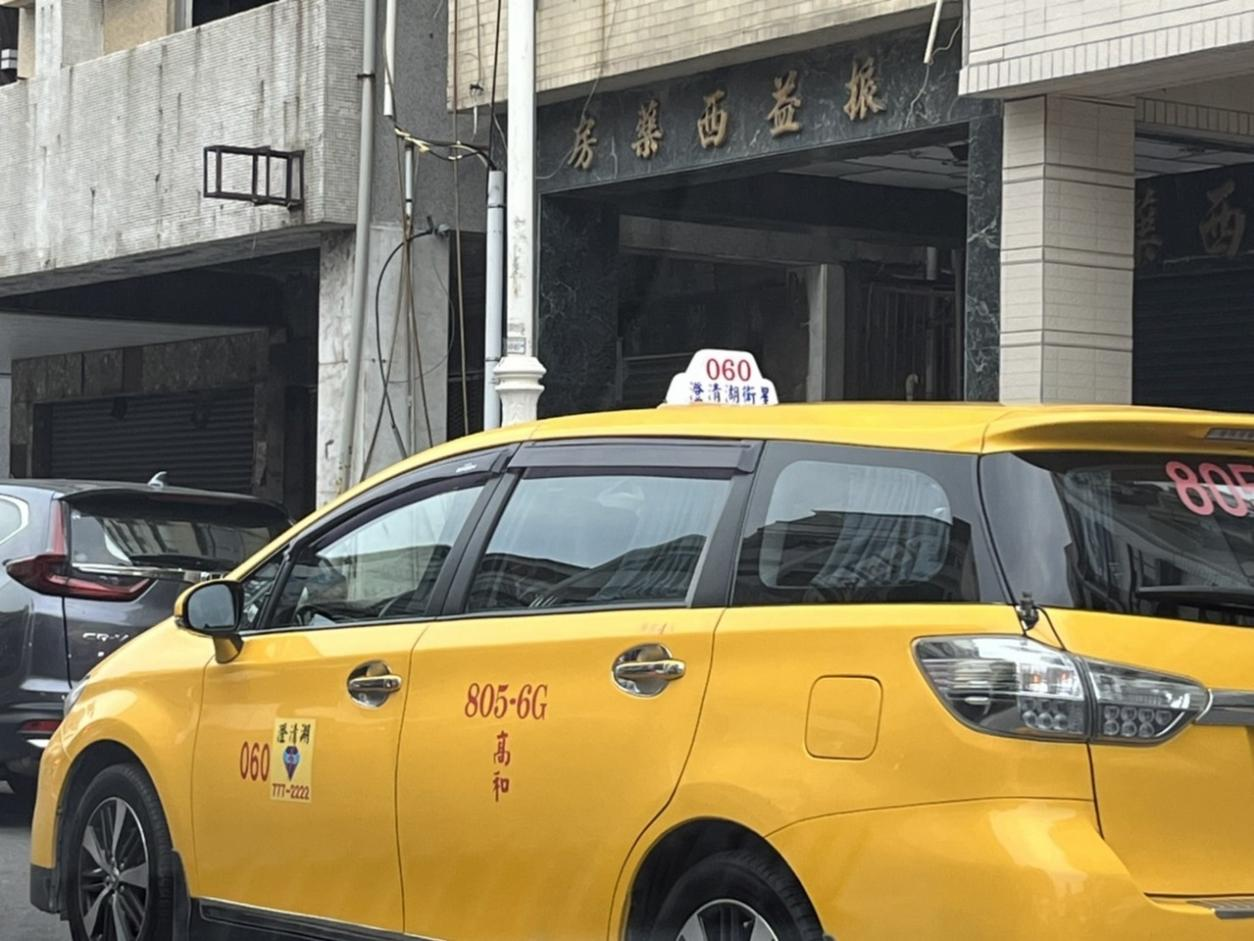 城市出租车摄影图高清摄影大图-千库网